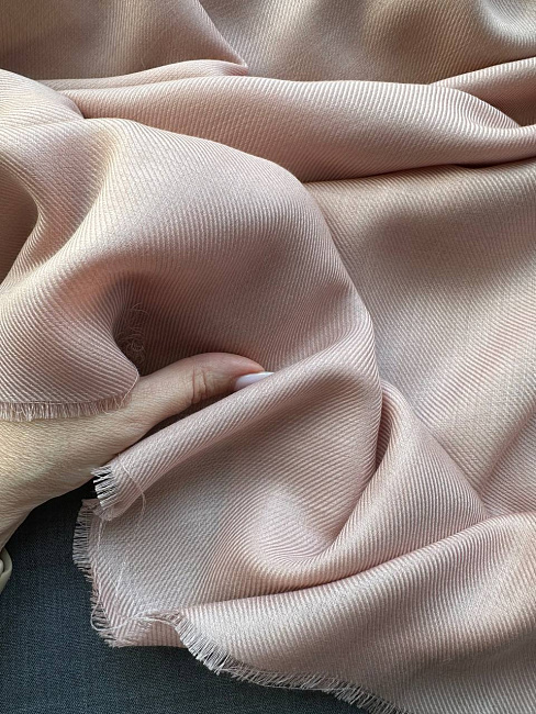 картинка Нежный плательный шелк с кашемиром от Valentino магазин являющийся официальным дистрибьютором в России 