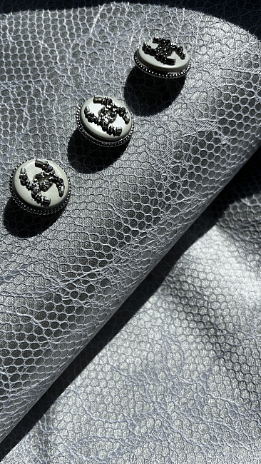 картинка Пуговицы Chanel Серебряная нежность магазин являющийся официальным дистрибьютором в России 